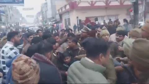 कानपुर:उत्तर प्रदेश
रिपोर्ट: रजत शर्मा
👉कानपुर कमिश्नरेट के गोविंदनगर थाना अंतर्गत।
👉कानपुर महानगर के  पूर्व बजरंग दल कार्यकर्ता दिलीप बजरंगी ने थाने के बाहर पेट्रोल डालकर किया आत्मदाह का प्रयास....
बजरंग दल के कार्यकर्ता का आत्मदाह करने से 2 घंटे पूर्व फेसबुक पर लाइव आकर दी थी आत्मदाह करने की चेतावनी...?
👉घटना को अंजाम की जानकारी होते ही *पुलिस अलर्ट मोड में
पुलिस ने मुस्तैदी दिखाते हुए आत्मदाह करने से पूर्व* आत्मदाह करने वाले बजरंग दल के दिलीप बजरंगी  को दौड़ाकर पकड़ा..
👉पुलिस ने आत्मदाह करने वाले बजरंग दल के कार्यकर्ता को मेडिकल के लिए भेजा
👉बजरंग दल के कार्यकर्ता का थाना गेट पर आत्मदाह का क्या रहा कारण...
👉आत्मदाह करने वाले बजरंग दल के कार्यकर्ताओं को मौके पर पहुंचे एडिशनल डीसीपी महेश कुमार साथी कार्यकर्ताओं को  समझाते हुए नजर आए।
👉जांच का विषय...?
👉गोविंद नगर थाना क्षेत्र का है पूरा मामला