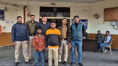 लड़की का मोबाइल छीन कर भाग रहे दो आरोपियों को पुलिस ने किया गिरफ्तार