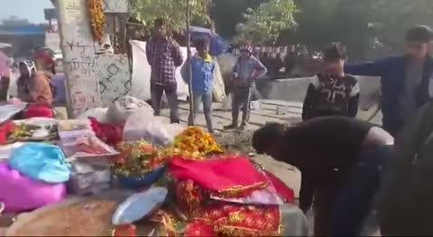 Ghaziabad Viral Video: 'मुस्लिम है इसलिए मन्दिर के बाहर नहीं लगा सकता दुकान', बजरंग दल का फरमान, जानें क्या है मामला।
गाजियाबाद से एक हैरान कर देने वाला मामला सामने आया है जहाँ एक मुश्लिम समुदाय के युवक की दुकान को बजरंग दल के कुछ युवाओंं ने हटा दिया। बजरंग दल के लोगों ने उसे मन्दिर के बाहर प्रसाद बेचने से मना कर दिया और मन्दिर के बाहर से दुकान भी हटा दिया।
इसका वीडियो सोशल मीडिया पर तेजी से वायरल हो रहा है।
दरअसल, यूपी के गाजियाबाद से इन दिनों एक वीडियो वायरल हो रहा है जिसमें बजरंग दल के लोगों ने शाहरुख नाम के युवक की दुकान को हटाने के लिये पुलिस-प्रशासन से अपील की है कि हिन्दू धर्मिक स्थलों से मुस्लिम समुदाय की दुकानों को पूरी तरह से हटाया जाये। मुस्लिम शख्स की दुकान एक मन्दिर के बाहर से हटवाने का दावा है। बजरंग दल द्वारा पुलिस को शिकायत देने के बाद दुकान हटाया गया है। गाजियाबाद में मन्दिर के बाहर से मुस्लिम शख्स की दुकान खाली कराने का वीडियो भी चर्चा में है। वहीं सोशल मीडिया में इस वायरल वीडियो को लेकर चर्चा छिड़ गई है और यूजर्स अपनी-अपनी प्रतिक्रिया दे रहे हैं।
बता दें कि इससे पहले जुलाई 2024 में विश्व हिन्दू परिषद के केंद्रीय महामंत्री बजरंग बागड़ा ने हिन्‍दू मन्दिरों के बाहर से मुसलमानों की प्रसाद की दुकानों को हटाने के सम्बन्ध में सभी राज्य सरकारों से खास अपील की थी। वीएचपी और बजरंग दल अक्सर इस तरह के काम को अंजाम देते या इनका विरोध करते नजर आते हैं जिसको लेकर अक्सर खबरें बनती हैं।