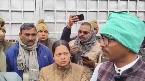 फर्रुखाबाद ब्रेकिंग
भारतीय किसान यूनियन ने कलेक्ट्रेट परिसर का घेराव कर किया प्रदर्शन
मंडी में किसानों के साथ हो रही लूट 
किसान यूनियन के धरना प्रदर्शन से कलेक्ट्रेट परिसर छावनी में हुआ तब्दील
किसान यूनियन के पदाधिकारियों ने मंडी में किसानों के साथ लूट का ज्ञापन नगर मजिस्ट्रेट को था सौंपा 
नगर मजिस्ट्रेट ने कोई नहीं की कार्यवाही 
मंडी में किसानों के साथ लूट की कार्रवाई न होने पर
आक्रोशित किसान नेताओ ने कलेक्ट्रेट परिसर का घेराव कर किया धरना प्रदर्शन
1 कुंतल  आलू पर 6 किलो व्यपारी करते कटौती
मंडी में प्रतिदिन 2000 टन आता आलू 120 टन व्यपारी आलू की करता कटौती 
आलू की कटौती कर व्यपारी किसानों के लगभग 15 लाख रुपए की प्रतिदिन कर रहे लूट 
फतेहगढ़ के कलेक्ट्रेट परिसर का मामला