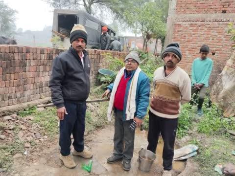 भारतीय सर्व सेवा संगठन जिला उप प्रमुख उमेश पाठक जी का समाज सेवा के प्रति समर्पण वाकई सराहनीय है। चाहे ठंडी हो या गर्मी, वह निरंतर लोगों की सेवा में जुटे रहते हैं। इतनी ठंड के बावजूद, उन्होंने लोगों को पानी की सुविधा मुहैया कराने के लिए पी एच ई विभाग को बुलाकर नल बनवाए हैं। यह उनकी सेवा भावना और लोगों के प्रति उनकी प्रतिबद्धता को दर्शाता है। उमेश पाठक जी के इस कार्य की जितनी भी प्रशंसा की जाए, वह कम है।भारतीय सर्व सेवा संगठन जिला उप प्रमुख उमेश पाठक जी के नेतृत्व में पटना आदिवासी बस्ती, विश्वकर्मा बस्ती और शुकवार गांव में खराब नलों की मरम्मत की गई है, जिससे लोगों को स्वच्छ पेयजल उपलब्ध कराया गया है। यह एक बहुत ही सराहनीय कार्य है जो समाज के लिए बहुत महत्वपूर्ण है। उमेश पाठक जी ने गर्मियों में कई जगह नालों का सुधार करवाया है और वह लगातार समाज के लिए काम कर रहे हैं। उनके इस कार्य की जितनी भी प्रशंसा की जाए, वह कम है।नलों की कराई गई मरम्मत भारतीय सर्व सेवा संगठन जिला उप प्रमुख उमेश पाठक के नेतृत्व में कई नलों की मरम्मत की गई, जिससे लोगों को स्वच्छ पेयजल उपलब्ध हो रहा है। बताया कि पटना
आदिवासी बस्ती, विश्वकर्मा बस्ती और शुकवार में नल ठीक कराए गए। इस दौरान सहायक यंत्री कृष्ण अग्रवाल, निलेश पांडे, देवेंद्र पांडे, राज कुमार पाण्डेय, पंकज पाण्डेय और यज्ञ त्रिपाठी भी उपस्थित रहे