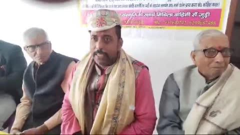 मिथिला वाहिनी द्वारा गुलाबीमय मिथिला अभियान के अंतर्गत पूर्णिया जिला मे मिथिला वाहिनी के संगठन के विस्तार और जिलावासियों के बीच संगठन के कार्य,गतिविधि और उद्देश्य को पहुंचाने के दृष्टिकोण से एक बैठक मिथिला गृह के उपरी तल मां तारा काम्प्लेक्स जिला रोड पूर्णिया में रखा गया जिसकी अध्यक्षता अधिवक्ता श्री योगेन्द्र मोहन ठाकुर ने किया। बैठक का संचालन समाजसेवी श्री राहुल झा  ने किया। बैठक में मुख्य अतिथि के रूप में बी एम टी विधि महाविद्यालय पूर्णिया के संस्थापक सह ख्याति प्राप्त अधिवक्ता श्री विरेन्द्र मोहन ठाकुर तथा मुख्य वक्ता के रूप में मिथिला वाहिनी के संस्थापक सह मुख्य संरक्षक श्री मिहिर कुमार झा महादेव उपस्थित थे। बैठक की शुरुआत गोसाउनी गीत जय जय भैरवि से की गई जिसके बाद सभी आगत अतिथियों का मिथिला के परंपरा के अनुसार स्वागत किया गया। बैठक को संबोधित करते हुए मिथिला वाहिनी के संस्थापक सह मुख्य संरक्षक श्री मिहिर कुमार झा महादेव ने उपस्थित सभी लोगों का अभिवादन करते हुए मिथिला वाहिनी के बैठक में आने के लिए आभार एवं प्रसन्नता व्यक्त करते हुए कहा कि यह बैठक आने वाले समय में मिथिला, मैथिल और मैथिली के चहुंमुखी विकास में पूर्णिया के लोगों की भागीदारी तय करेगा साथ ही मिथिला, मैथिली और मैथिल विरोधी लोगों को एक संदेश देगा जो सीमांचल, कोशी,वज्जिकांचल,अंग प्रदेश के नाम पर मिथिला को तोड़ने और मिथिला, मैथिली तथा मैथिल को कमजोर करने का प्रयास कर रहे हैं। उन्होंने कहा कि यह सुखद है कि इस बैठक में पूर्णिया जिला के अलावे कटिहार, अररिया एवं किशनगंज जिले के लोग भी उपस्थित हैं। उन्होंने कहा कि मिथिला वाहिनी की गुलाबीमय मिथिला अभियान की शुरुआत पूर्णिया में भी शुरू हो चुकी है और इस अभियान के माध्यम से पूर्णिया के लोगों को भी स्वरोजगार के लिए प्रेरित किया जाएगा साथ ही पूर्णिया के लोगों को स्थानीय स्तर पर रोजगार मिले इसके लिए सरकार तथा जनप्रतिनिधि सब पर दवाब बनाया जायेगा। उन्होंने कहा कि पहले संविधान में मैथिली था अब मैथिली में संविधान आ गया है अतः राज्य सरकार को अविलंब मैथिली भाषा को राज्य की प्रथम या दुसरी भाषा के रूप में मान्यता देनी चाहिए साथ ही प्राथमिक पाठशाला में मैथिली भाषा की पढ़ाई शुरू करनी चाहिए। अगर राज्य सरकार इस विषय पर काम नहीं करती है तो सभी मिथिलावासी के साथ मिलकर एक बड़ा आंदोलन खड़ा किया जाएगा जिसमें पूर्णिया के लोगों की भागीदारी भी अनिवार्य है। मुख्य अतिथि श्री विरेन्द्र मोहन ठाकुर ने अपनी धरोहर और संस्कृति के संरक्षण एवं संवर्धन हेतु मिथिला वाहिनी द्वारा किए जा रहे कार्य की प्रशंसा करते हुए उपस्थित सभी लोगों से संगठन से जुड़ने और इसके उद्देश्य को पूर्णिया के घर घर में पहुंचाने का आग्रह किया। अध्यक्षता करते हुए श्री योगेन्द्र मोहन ठाकुर ने कहा कि इस तरह के बैठक से पूर्णिया के लोग भी मिथिला, मैथिली और मैथिल के चहुंमुखी विकास हेतु सक्रिय होंगे। वहीं मंच संचालन करते हुए श्री राहुल कुमार झा ने कहा कि संस्थापक महोदय द्वारा जो मिथिला, मैथिली और मैथिल के चहुंमुखी विकास हेतु मिथिला वाहिनी के गुलाबीमय अभियान के माध्यम से जो प्रयास किया जा रहा है वो काफी प्रशंसनीय है और हम पूर्णिया के लोग इनको आश्वस्त करते हैं कि मिथिला वाहिनी के उद्देश्य को पूरा करने में पूर्णिया वासी भी तन मन धन के साथ खड़े रहेंगे और सहयोग करेंगे। मिथिला वाहिनी के संरक्षक समिति के सदस्य सह भाजपा जिला उपाध्यक्ष श्री अनंत भारती ने कहा कि मिथिला वाहिनी द्वारा किया जा रहा कार्य निश्चित रूप से प्रेरणादायक है और सेवा तथा स्वरोजगार के क्षेत्र में संगठन द्वारा किया जा रहा कार्य प्रशंसनीय है। बैठक में आये सभी अतिथियों को मिथिला परंपरा के अनुसार सम्मानित किया गया जिसमें भाजपा जिलाध्यक्ष राकेश कुमार,आशुतोष ठाकुर , तौफीक आलम, राणा प्रताप सिंह, अनिल पंकज, विजय सिंह, राजीव राय बबली प्रमुख रूप से थे। वहीं बैठक को सफल बनाने में चंचल कुमार झा, अरुण मेहता, निखिल मिश्रा, भानु प्रताप पांडे आदि कार्यकर्ता लगे हुए था। बैठक में राहुल झा जी को पूर्णिया जिला संगठन का जिला प्रमुख मिथिला वाहिनी मनोनीत किया गया। बैठक मे आलोक कुमार गौतम,प्रदीप मिश्रा,पिरज राय,करण यादव,विनय कुमार सिन्हा,विनय कुमार चौधरी,जयनाथ मिश्र, लक्ष्मण झा, अविनाश झा सहित कई कार्यकर्ता सहयोगी एवं स्थानीय लोग उपस्थित थे।