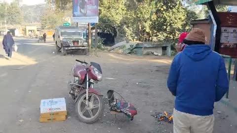 बैतूल जिले से l
ठंड का प्रचंड प्रहार!
आज सुबह 8 बजे धूप में भी अलावा जलाने की पड़ रही है जरूरत मगर क्या करें l
यात्री प्रतीक्षालय के पास नगर पालिका ने अलाव की व्यवस्था नहीं करी कई ऐसी जगह है जहां अलाव की व्यवस्था नहीं है ?
अब तो धूप में भी अलाव का सहारा लेना पड़ रहा है l
पहाड़ों पर बर्फबारी, बैतूल में आज   बढ़ी ठिठुरन, दिल्ली में बारिश का भी अलर्ट !
पहाड़ों पर बर्फबारी संकट का असर मैदानी इलाकों में भी दिख रहा है. कश्मीर के ऊंचाई वाले इलाके सफेद चादर से ढके हैं तो इसकी वजह से उत्तर भारत के तमाम राज्यों में गलाने वाली ठंड पड़ रही है. सुबह और शाम को हवाएं कंपा देती हैं. वहीं रात और सुबह कई इलाकों में कोहरा देखने को मिल रहा है. हालांकि आज, 8 जनवरी, 2025 को बैतूल में कोहरे देखने  को मिल है. वहीं कई जिलों में कई स्कूल का टाइम अभी भी 8 बजे का है !