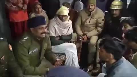 जरा खीरी की मित्र पुलिस का हाल तो देख लीजिये-
"ना तो मझगई थाना सस्पेंड हो, ना निघासन थाना सस्पेंड हो और ना तुझे 30 लाख रुपए दें
तेरे पे जितने दिन रखना है, रख ले डेडबॉडी को.....हम यहां से जा रहे हैं"
ये हैं लखीमपुर खीरी, उप्र के मगरूर और संवेदनहीन सीओ पीपी सिंह साहब
यहां 36 साल के रामचंद्र मौर्य की पुलिस कस्टडी में मौत का आरोप है
वहीं, पुलिस हार्टअटैक से मौत बता रही है.....अभी शव का अंतिम संस्कार नहीं हो सका है जो भी हैं पोस्टमार्टम होने के बाद सब जानकारी मिल जाती हैं,