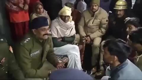 यूपी:लखीमपुर खीरी में पुलिस कस्टडी में युवक की मौत मामले में मृतक के परिजनों को सांत्वना देने की जगह धमकाते नजर आए धौरहरा सीओ पी पी सिंह ,
पुलिस अधिकारी एक तो पहले से ही परिवार दुख झेल रहा उसे हड़काया जा रहा