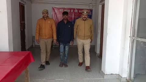 औरैया एसपी अभिजीतआर शंकर के निर्देशन में फफूंद थाना पुलिस ने शातिर किस्म का चोर अपराधी, हिस्ट्रीशीटर ,टाप टेन  को किया गिरफ्तार,
फफूंद थाना क्षेत्र में चैकिंग के  दौरान थाना प्रभारी ने पुलिस टीम के साथ जिलाबदर शातिर चोर अपराधी को किया गिरफतार,पुलिस चैकिंग के दौरान शातिर अपराधी के पास एक देशी तमंचा, एक जिंदा कारतूस बरामद,जिलाबदर अपराधी ने माननीय न्यायालय कि अवहेलना की  जनपद की सीमा के अंदर कर रहा था भ्रमण, गिरफ्तार गुंडा एक्ट आदि के तहत की गई कार्यवाही,थाना प्रभारी फफूंद गंगादास गौतम ने जिलाबदर अपराधी को गिरफ्तार कर की विधिक कार्यवाही।