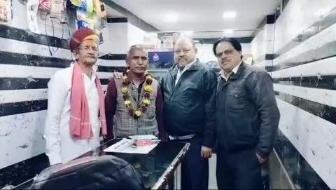 धूम-धाम से मनाया गया, वरिष्ठ पत्रकार कड़ेला का जन्मदिन,
बधाई देने वालो का लगा तांता
बीकानेर। बीकानेर शहर  के वरिष्ठ पत्रकार एवं  दैनिक बुलंद राजस्थान के संपादक मोहन कड़ेला का 55 वां
जन्मदिन बुधवार को बडी धूम-धाम से मनाया गया। सोशल मीडिया के सभी प्रारूपों से लेकर, व्यक्तिगत मिलकर, फोन करके आदि माध्यमों से शुभकामना देने वाले समर्थकों व शुभचिन्तकों का तांता लगा रहा।
जिनमें जनसंपर्क अधिकारी हरीशंकर आचार्य,
प्रेस क्लब के अध्यक्ष भवानी जोशी, पूर्व अध्यक्ष जयनारायण बिस्सा, वरिष्ठ पत्रकार निरज जोशी, मोहन थानवी, जितेन्द्र व्यास, धीरज जोशी, मुकेश पूनिया, रमजान मुगल, प्रेमपाल, किसन सोलंकी, दिलीप गुप्ता शामिल रहे। वहीं दूसरी ओर भीनासर के भामाशाह और समाज सेवी रामकिशन महाराज द्वारा बी सेठिया गली स्थित अपने कार्यालय में समर्थकों, पत्रकार साथियों एवं शुभचिन्तकों के साथ केक काटकर कड़ेला को मिठाइयां खिलाकर जन्मदिन मनाया।
जिनमें पूर्व पार्षद सुनील बांठिया, बैंक कर्मचारी नेता सुनीलदत्त नागल, पत्रकार सैय्यद अख्तर, पत्रकार आरसी सिरोही, पत्रकार मुजिबुर रहमान, पत्रकार इकबाल खान, भवानी आचार्य, शाकिर हुसैन चौपदार,पत्रकार विमल देवड़ा, खनक देवड़ा, विक्रम कड़ेला, मोहम्मद जब्बार, समाज सेवी एनडी कादरी, समाज सेवी सुशील यादव, कलाकार रामकिशोर यादव, बीजेपी नेता अनिल पाहुजा सहित आदि लोग मौजूद रहे। इससे पहले कड़ेला ने सुबह अपने आवास कुचीलपुरा में अपने परिवार  के साथ केक काटकर जन्मदिन मनाया ।