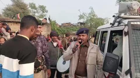 मुखिया के घर पुलिस ने ढोल बजा चिपकाया इश्तेहार