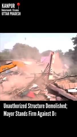 kanpur bakarmandi mein 
gharo per chalai jcb 🏗️