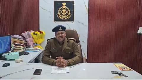 💥 *मेहमान ने कर ली चोरी*💥
💥 *कुठला पुलिस ने सोने आभूषण किए बरामद 
संवाददाता बाल किशन नामदेव
दिनांक 07/01/2024 को फरियादी रवि कुमार चौधरी पिता गुलई राम चौधरी निवासी घैघरा कन्हवारा थाना कुठला द्वारा रिपोर्ट दर्ज कराई गई कि इसके बड़े भाई बड़े भाई रामकरण चौधरी का दामाद हंसराज चौधरी घर मे मेहमानी में पत्नी के साथ आया हुया था अगले दिन सुबह दोनो लोग घर से चले गये थे, जिनके जाने के बाद पत्नी ने देखा कि घर के अंदर लोहे की अलमारी मे रखे सोने का हार, एक जोड़ी झुमकी घर मे नहीं मिले तब जेवरो की तलाश आस पास कमरे के अंदर किया कोई पता नहीं चला । जिनके द्वारा हंसराज चौधरी के ऊपर शंका जाहिर करते हुए जेवर कीमती 1,50,000/- रूपये के चोरी होने की रिपोर्ट दर्ज कराई जो थाना कुठला में अपराध पंजीबद्ध कर विवेचना में लिया गया था । 
श्रीमान पुलिस अधीक्षक महोदय श्री अभिजीत कुमार रंजन द्वारा सम्पत्ति सम्बंधी मशुरका की पता करने हेतु आदेशित किया गया था जिनके आदेशानुसार एवं अतिरिक्त पुलिस अधीक्षक संतोष डेहरिया, नगर पुलिस अधीक्षक श्रीमति ख्याति मिश्रा के मार्गदर्शन में थाना प्रभारी कुठला के नेतृत्व में टीम का गठन किया गया अपराध कायमी के घटना के 24 घण्टे के भीतर संदेही हंसराज चौधरी निवासी ग्राम इमलिया थाना बदेरा जिला मैहर से हिकमत अमली से पूछताछ की गई जिसने अपने रिश्तेदार के यहाँ से सोने के गहने चोरी करने की घटना घटित करना बताया तथा चोरी का सामान जप्त किया गया  है तथा आरोपी हंसराज चौधरी पिता संतोष चौधरी उम्र 20 वर्ष निवासी ग्राम इमलिया थाना बदेरा जिला मैहर को  पुलिस अभिरक्षा में लिया गया है आरोपी से और भी अपराधों के बारे में पूछताछ जारी है
विशेष भूमिकाः- निरीक्षक अभिषेक चौबे के नेतृत्व में सहायक उप निरीक्षक मनसुखलाल साहू, प्रधान आरक्षक राहुल मिश्रा, आरक्षक पुष्पेन्द्र त्रिपाठी एवं अन्य स्टाफ की महत्वपूर्ण भूमिका रही है ।