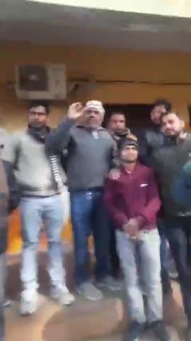 नगर पालिका अध्यक्ष अनूप गुप्ता के पुत्र ने दी नगर पालिका में घुसकर कर्मियों को जूते से मारने की धमकी।
जिलाधिकारी के आदेश पर नगर में रात्रि के समय हटाई जा रही थी डिवाइडरों से होल्डिंग। 
डिवाइडरों पर लगी थी पालिका अध्यक्ष अनूप गुप्ता के पुत्र अभिषेक गुप्ता की होल्डिंग।
पालिका कर्मियों ने सभी को एक समान देखते हुए पालिका अध्यक्ष पुत्र की हटाई होल्डिंग।
होल्डिंग हटने से बौखलाये नगर पालिका अध्यक्ष अनूप गुप्ता के पुत्र अभिषेक गुप्ता।
होल्डिंग हटने से नाराज अभिषेक गुप्ता ने पालिका कर्मियों से अभद्र भाषा का प्रयोग कर जूतो से मारने की दी धमकी।
एस आई समेत पालिका कर्मियों ने कहा अक्सर अनूप गुप्ता के पुत्र अभिषेक गुप्ता करते हैं अभद्र भाषा का प्रयोग।
अभिषेक गुप्ता की धमकी मिलने से एस आई समेत पालिका कर्मियों ने लगाए जिंदाबाद मुर्दाबाद के नारे।
एस आई समेत पालिका कर्मियों ने कहा कि यदि पालिका अध्यक्ष के परिवार का किसी भी सदस्य आता है तो करेंगे हड़ताल।