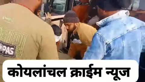 धर्माबांध ओपी(मधुबन थाना) अंतर्गत बाबूडीह में आउटसोर्सिंग चलाने को लेकर दो गुटों के बीच हिंसक झड़प
कोयलांचल क्राईम न्यूज संपादक विकाश कुमार कि रिर्पोट।।
खरखरी  स्थित गिरीडीह सांसद के कार्यालय में उपद्रवियों ने लगाई आग। 
इसी बीच घटना में संलिप्त उपद्रवियों की गिरफ्तारी को लेकर छापामारी करने खरखरी तालाब स्थित मार्केट में पहुंची पुलिस को कारू यादव के समर्थकों के साथ मुठभेड़ का सामना करना पड़ा। जिसमें कारू यादव की गिरफ्तारी के बाद पुलिस पर जमकर ईंट पत्थर बरसाए गए।
इस घटना में बाघमारा डीएसपी पुरषोत्तम कुमार सिंह बुरी तरह से घायल हो गये। सर पर गंभीर चोटें आई है। 
जिसका सिनीडीह नर्सिंग होम में प्राथमिक उपचार के बाद रेफर कर दिया गया।
मौके पर कई थानों और ओपी की पुलिस मौजूद हैं। माहौल तनावपूर्ण है। 
जानकारी के मुताबिक जिला प्रशासन की ओर से छापेमारी तेज कर दी गई है।