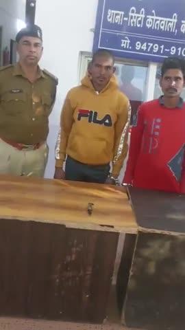 दो आरोपियों ने धारदार चाकू से किया हमला, पुलिस ने त्वरित कार्रवाई कर गिरफ्तार किया
संवाददाता - विजय शंकर तिवारी
बलौदा बाजार
थाना सिटी कोतवाली पुलिस ने धारदार चाकू से हमला कर गंभीर चोट पहुंचाने वाले दो आरोपियों को गिरफ्तार कर न्यायालय के समक्ष प्रस्तुत करने की प्रक्रिया शुरू कर दी है।
मामलाः नाचा कार्यक्रम के बाद हुआ विवाद
दिनांक 06 जनवरी 2025 को ग्राम रिसदा निवासी प्रार्थी गंगेश सोनवानी ने थाना सिटी कोतवाली में रिपोर्ट दर्ज कराई। शिकायत में बताया गया कि वह अपने साथियों के साथ ग्राम ढाबाडीह में छत्तीसगढ़ नाचा का कार्यक्रम देखने गया था। कार्यक्रम समाप्त होने के बाद, सुबह लगभग 4 बजे, ग्राम ढाबाडीह के रहने वाले दोनों आरोपी, दीनू टंडन (21 वर्ष) और रामाधार टंडन (40 वर्ष) ने प्रार्थी और उसके साथियों से झगड़ा शुरू कर दिया।
गाली-गलौज और जान से मारने की धमकी
आरोपियों ने गाली-गलौज करते हुए प्रार्थी और उसके साथियों को जान से मारने की धमकी दी। बात बढ़ते-बढ़ते इतनी बिगड़ गई कि आरोपियों ने धारदार चाकू से हमला कर दिया। इस हमले में प्रार्थी के साथी हरियाली सोनवानी और संदीप को गंभीर चोटें आईं। खासकर संदीप को चाकू से लगे वार से गहरी चोटें आईं, जिससे उसकी स्थिति नाजुक हो गई।
पुलिस की त्वरित कार्रवाई
घटना की सूचना मिलते ही, थाना सिटी कोतवाली पुलिस ने तत्काल कार्रवाई करते हुए अपराध क्र. 15/2025 के तहत धारा 109 और 3 (5) बीएनएस के तहत प्रकरण पंजीकृत कर जांच शुरू की। पुलिस ने अपनी सक्रियता दिखाते हुए आरोपियों को कुछ ही घंटों में हिरासत में ले लिया। पूछताछ के दौरान, आरोपियों ने अपना अपराध स्वीकार किया। उन्होंने बताया कि नाचा कार्यक्रम के बाद हुई झगड़े के दौरान उन्होंने प्रार्थी और उसके साथियों पर हमला किया था।
आरोपियों का विवरण
1. दीनू टंडन (21 वर्ष)
निवासीः ग्राम परसावनी, थाना पलारी वर्तमान पताः ग्राम ढाबाडीह, थाना सिटी कोतवाली
2. रामाधार टंडन (40 वर्ष)
निवासीः ग्राम परसावनी, थाना पलारी वर्तमान पताः ग्राम ढाबाडीह, थाना सिटी कोतवाली
गिरफ्तारी और न्यायालय में पेशी
पुलिस ने आवश्यक दस्तावेजी कार्रवाई पूरी कर आरोपियों को गिरफ्तार कर लिया है। आज दिनांक 10 जनवरी 2025 को दोनों आरोपियों को न्यायालय में पेश करने की प्रक्रिया जारी है।
क्षेत्र में मचा हड़कंप
इस घटना के बाद ग्राम ढाबाडीह और आसपास के क्षेत्रों में हड़कंप मच गया है। पुलिस की त्वरित कार्रवाई की प्रशंसा की जा रही है, लेकिन लोगों में घटना को लेकर डर का माहौल
पुलिस की अपील
पुलिस ने जनता से अपील की है कि किसी भी प्रकार की हिंसा की जानकारी मिलने पर तुरंत स्थानीय पुलिस को सूचित करें। पुलिस ने यह भी कहा कि वे क्षेत्र में शांति और सुरक्षा बनाए रखने के लिए हर संभव कदम उठाएंगे।
और भी हर तरह की खबरों से अपडेट रहने के लिए हमारे what's group से जुड़े
https://chat.whatsapp.com/F6JIC5Pbn6DEU4I5RyeKDD
खबर व विज्ञापन के लिए सम्पर्क करें
6260187193