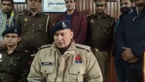 आगरा ब्रेकिंग ।।
आगरा की डौकी पुलिस को मिली बड़ी सफलता,
पुलिस ने पांच शातिर चोरों को किया गिरफ्तार,
कब्जे से चोरी की मोटर, टेंपो, कई किलो तांबे का तार बरामद,
3 महीने पूर्व कारपेट फैक्ट्री में की थी चोरी,
पकड़े गए शातिर चोरों का है आपराधिक इतिहास, 
प्रशिक्षु IPS, ACP फतेहाबाद ने किया खुलासा,
सर्विलांस व डौकी पुलिस की संयुक्त कार्रवाई, 
थाना डौकी पुलिस ने चेकिंग के दौरान किया गिरफ्तार।।
बाईट।अरमदीप लाल सिंह ACP फतेहाबाद