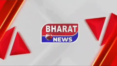 आज लाल गेट पुलिस स्टेशन क्षेत्र में सूरत के प्रसिद्ध डबगरवाड पतंग बाजार में लाल गेट पुलिस स्टेशन के पुलिस इंस्पेक्टर N चौधुरी और उनके टीम के साथ पूरी बाजार में लोगों के हित के लिए स्टिकर और पोस्टर लगवाए और लोगों को जनहित में लिखा हुआ पतंग वितरण करके लोगों को समझाया नो ड्रग्स इन सूरत सिटी, चाइनीस डोरी के बारे में साइबर फ्रॉड के बारे में लोगों को समझाया
उत्तरायण उत्सव के कारण सूरत के प्रसिद्ध डबगरवाड पतंग बाजार में खरीदारी के लिए भारी भीड़ देखने को मिलता है इस  दौरान चोरी और डकैती जैसी घटनाओं को रोकने के लिए सूरत  सहर लालगेट पुलिस डबगरवाड में कड़ी सुरक्षा ऊँची बिल्डिंग के ऊपर पुलिस जबान नजर बनाए रखे हुए और लालगेट पुलिसकर्मियों ने ग्राहक के भेसमें नज़र बनाए रखे हुए हैं ।
आइए जानते हैं DCP पिनाकिन परमार क्या कहते हैं...
भारत न्यूज के लिए सूरत से अशोक दास की रिपोर्ट.