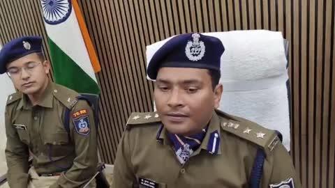 सारण पुलिस अधीक्षक प्रेस कॉन्फ्रेंस द्वारा जानकारी देते