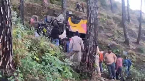 उत्तराखंड के पौड़ी में भीषण बस दुर्घटना में  6 की मौत मुख्यमंत्री धामी ने जिलाधिकारी को दिए आवश्यक निर्देश  मृतकों के प्रति गंभीर संवेदना जताई
रविवार को पौड़ी दैहलचौरी मोटर मार्ग पर हुई भीषण बस दुर्घटना में मरने वालों की तादाद 6 हो गई है, इससे पूर्व तीन घायलों ने घटनास्थल पर ही दम तोड़ दिया था जबकि एक की जिला अस्पताल पौड़ी में उपचार के दौरान मौत हो गई। श्रीनगर रेफर किए गए 15 घायलों में एक की वहीं उपचार के दौरान मौत हो गई है। अब मरने वालों की कुल संख्या 6 हो गई है। घायलों में कुछ  की हालत अभी भी गंभीर बनी हुई है। मुख्यमंत्री पुष्कर सिंह धामी ने इस बस दुर्घटना में मृतकों के परिवारों के प्रति गहरी संवेदना व्यक्त की है। उन्होंने जिला अधिकारी को दूरभाष पर आवश्यक निर्देश भी दिए हैं। आज रविवार को लगभग 7:00 बजे मिली जानकारी के अनुसार घटना की सूचना मिलते ही पौड़ी जिला अस्पताल की स्थिति को देखते हुए जिला प्रशासन ने बेस अस्पताल श्रीनगर को अलर्ट मोड पर रखा हुआ था एंबुलेंस की कमी को देखते हुए जिलाधिकारी डॉ आशीष चौहान ने आसपास के इलाकों की सभी 108 एंबुलेंस को घटनास्थल पर मंगवा दिया था। इन्हीं एम्बुलेंसों के सहारे घायलों को कम समय में बेस अस्पताल पहुंचाया गया।