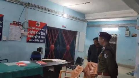 आज दिनांक 12-13.01.2025 की देर रात, वरीय पुलिस अधीक्षक, गया के द्वारा कोतवाली थाना एवं सिविल लाइन थाना का औचक निरीक्षण किया गया। इस दौरान उन्होंने ओडी पदाधिकारी और गश्ती दल की सजगता और सतर्कता की जांच की। तत्पश्चात उन्होंने थाना में CCTNS (Crime and Criminal Tracking Network and Systems) में कार्यरत कर्मियों के कार्यों की समीक्षा की। साथ ही महिला हेल्प डेस्क रजिस्टर और ओडी रजिस्टर का अवलोकन कर, संबंधित थानाध्यक्ष को आवश्यक दिशा-निर्देश दिए।
इसके अतिरिक्त, वरीय पुलिस अधीक्षक ने सिविल लाइन थाना में शहरी क्षेत्र में लगे CCTV कैमरों के नियंत्रण हेतु स्थापित कंट्रोल रूम का भी निरीक्षण किया। निरीक्षण के दौरान, उन्होंने CCTV कंट्रोल रूम के प्रभावी और उचित उपयोग को सुनिश्चित करने के लिए महत्वपूर्ण दिशा-निर्देश दिए। उन्होंने कंट्रोल रूम में कार्यरत सभी पदाधिकारी/कर्मियों को निर्देश दिया कि वे सभी कैमरों की तत्परतापूर्वक और सतर्कता से निगरानी करें। किसी भी संदिग्ध गतिविधि या आवश्यक जानकारी मिलने पर तुरंत संबंधित थानों और वरीय पुलिस पदाधिकारी को सूचित करें।
इस पहल का मुख्य उद्देश्य शहर में सुरक्षा व्यवस्था को और अधिक सुदृढ़ बनाना है।