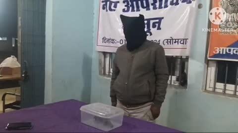 शराब के नशे में हथियार लहराते युवक को ग्रामीणों ने पकड़कर किया पुलिस के हवाले।