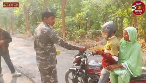 धुरकी पुलिस। बाईक चालको के हेलीमेंट और ट्रिपल लोडिंग नही #news #menofjharkhand #police #bike #चालक