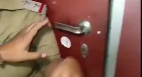 एक पाती अपना पत्नी की सच्चाई  दिखाया पुलिस की कमाई कितना है आप लोग अपना आंख से  देख लिये किया था