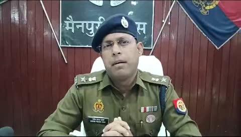 स्लग - पुलिस ने पशु चोरी करने वाले दो आरोपियों को किया गिरफ्तार 
एंकर - ओछा पुलिस और सर्विलेंस टीम ने पशु चोरी करने वाले दो आरोपियों को गिरफ्तार कर लिया है। पकड़े गए दोनों आरोपी काफी लंबे समय से पशु चोरी करने की घटना को अंजाम दे रहे थे। पुलिस ने मुखबिर की सूचना पर दोनों आरोपियों को गिरफ्तार करते हुए उनके पास से टाटा पिकअप मैक्स गाड़ी, 21 हजार रुपए, दो तमंचा और दो मोबाइल फोन भी बरामद किए हैं। एसपी गणेश प्रसाद साहा ने पुलिस लाइन में प्रेस वार्ता कर घटनाक्रम का खुलासा करते हुए आरोपियों को मीडिया के सामने बेनकाब किया है।
बाइट - गणेश प्रसाद साहा एसपी मैनपुरी