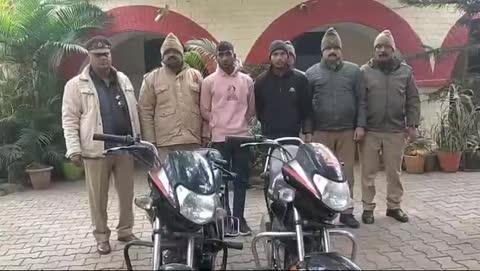 *कोतवाली सदर पुलिस द्वारा, चोरी की 02 अदद मोटरसाइकिल बरामद करके 02 नफर अभियुक्तों को गिरफ्तार किया गया*
पुलिस अधीक्षक महोदय खीरी, श्री संकल्प शर्मा के निर्देशन में व अपर पुलिस अधीक्षक महोदय खीरी व क्षेत्राधिकारी महोदय सदर के निकट पर्यवेक्षण में व प्रभारी निरीक्षक महोदय के कुशल नेतृत्व में आज दिनाँक 14.01.2025 को थाना कोतवाली सदर पुलिस द्वारा दो नफर अभियुक्तगण 1.दीपक मौर्य पुत्र उदयनारायन मौर्य उम्र करीब 21 वर्ष ग्राम वाछेपारा थाना नीमगांव जनपद खीरी 2.साजन कुमार पुत्र कमलेश कुमार उम्र करीब 20 वर्ष स्थाई पता- अल्लीपुर वनडिया थाना इमिलिया जनपद सीतापुर हाल पता- निजी मकान ग्राम छाऊछ थाना कोतवाली सदर जनपद खीरी को मु0अ0सं0 0028/2025 धारा 379 भादवि से सम्बन्धित चोरी गयी मोटर साइकिल एच0एफ0 डीलक्स  व एक अन्य चोरी मोटर साइकिल एच0एफ0 डीलक्स  के साथ छाऊछ से वेहजम रोड पर गैस प्लाट के पास से गिरफ्तार किया गया। गिरफ्तार व बरामदगी के आधार पर धारा 411/468 भा0द0वि0  की बढोत्तरी की गयी। गिरफ्तार अभियुक्तगण के विरूद्ध विधिक कार्यवाही की जा रही है।  
*गिरफ्तार अभियुक्त का विवरणः-*
1. दीपक मौर्य पुत्र उदयनारायन मौर्य उम्र करीब 21 वर्ष ग्राम वाछेपारा थाना नीमगांव जनपद खीरी 
2. साजन कुमार पुत्र कमलेश कुमार उम्र करीब 20 वर्ष स्थाई पता- अल्लीपुर वनडिया थाना इमिलिया जनपद सीतापुर हाल पता- निजी मकान ग्राम छाऊछ थाना कोतवाली सदर जनपद खीरी 
*आपराधिक इतिहास अभियुक्तगण -*
1.दीपक मौर्य पुत्र उदयनारायन मौर्य उम्र करीब 21 वर्ष ग्राम वाछेपारा थाना नीमगांव जनपद खीरी
मु0अ0स0 284/2023 धारा 3/25 आर्म्स एक्ट  थाना नीमगांव जनपद खीरी
मु0अ0स0 432/2023 धारा 379/411 भादवि थाना गोला जनपद खीरी
मु0अ0स0 785/2023 धारा 411/413 भादवि थाना कोतवाली सदर जनपद खीरी
मु0अ0स0 28/2025 धारा 379/411/468 भादवि थाना कोतवाली सदर जनपद खीरी
2.साजन कुमार पुत्र कमलेश कुमार उम्र करीब 20 वर्ष स्थाई पता- अल्लीपुर वनडिया थाना इमिलिया जनपद सीतापुर हाल पता- निजी मकान ग्राम छाऊछ थाना कोतवाली सदर जनपद खीरी
मु0अ0स0 28/2025 धारा 379/411/468 भादवि थाना कोतवाली सदर जनपद खीरी
*बरामदगीः-*
अभियुक्तगण से मु0अ0सं0 0028/2025 धारा 379 भादवि से सम्बन्धित चोरी गयी मोटर साइकिल एच0एफ0 डीलक्स  व एक अन्य चोरी मोटर साइकिल एच0एफ0 डीलक्स कुल दो अद्द चोरी की मोटरसाइकिल के साथ गिरफ्तार किया गया। 
*गिरफ्तारकर्ता टीम का विवरण*
1.उ0नि0 पशुपतिनाथ तिवारी थाना कोतवाली सदर जिला खीरी
2.का0 हेमेन्द्र थाना कोतवाली सदर जिला खीरी
3.का0 विकास यादव थाना कोतवाली सदर जिला खीरी
4.का0 विकास चौहान थाना कोतवाली सदर जिला खीरी
5.का0 अमरजीत थाना कोतवाली सदर जिला खीरी
6.का0 शीतला प्रसाद थाना कोतवाली सदर जिला खीरी
7.का0 धर्मेन्द्र थाना कोतवाली सदर जिला खीरी