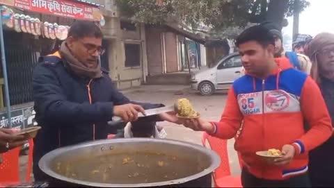 बांगरमऊ मकर संक्रांति शुभ अवसर पर
नगर के लखनऊ मार्ग चौराहे, नानामऊ मार्ग आदि स्थानों पर अपर पुलिस अधीक्षक दक्षिणी प्रेमचंद्र, सीओ अरविंद कुमार चौरसिया, कोतवाली प्रभारी राजेश पाठक ने खिचड़ी भोज कराया। राहगीरो ने खिचड़ी खाकर पुलिस की सराहना की। वही ठंड से बचाव के लिए अपर पुलिस अधीक्षक ने कंबल वितरित किए।