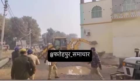 up ke Fatehpur mein sthit lalauli mein jama masjid mein chala bulldozer avaidh atikraman ke vajah se masjid mein chala bulldozer