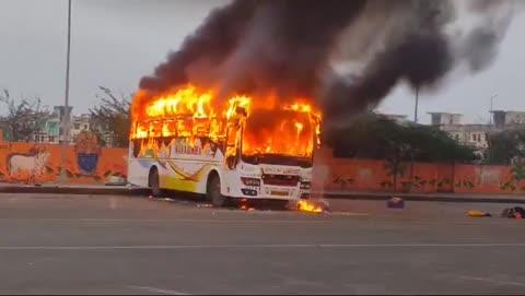 🅰️मथुरा-वृंदावन में टूरिस्ट बस में लगी आग, 
तेलंगाना के एक यात्री की जलकर मौत , कुछ लोगों के झुलसने की भी खबर
बस में बैठे यात्री खिड़की तोड़कर भागे, 
पर्यटक सुविधा केंद्र पर खड़ी थी बस
कड़ी मशक्कत से आग पर पाया काबू, 
तेलंगाना से आया था यात्रियों का दल👇