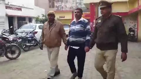 जानलेवा हमले मारपीट एवं एससीएसटी एक्ट में वांछित शातिर को पुलिस ने दबोचा
कासगंज। थाना कासगंज पुलिस द्वारा मारपीट व जानलेवा हमले व एससीएसटी के अभियोग में वांछित शातिर अभियुक्त को पुलिस ने गिरफ्तार किया है। पुलिस द्वारा अभियुक्त को न्यायालय में पेश किया गया जहाँ से उसे न्यायिक अभिरक्षा में भेजा गया है।
पुलिस अधीक्षक कासगंज अंकिता शर्मा के निर्देशन व अपर पुलिस अधीक्षक कासगंज राजेश कुमार भारती के पर्यवेक्षण में जनपद में वांछित अभियुक्तगण की गिरफ्तारी हेतु चलाये जा रहे अभियान के क्रम में क्षेत्राधिकारी नगर आंचल चौहान के नेतृत्व में दिनांक 14.01.2025 को थाना कासगंज पुलिस द्वारा एससी-एसटी से सम्बन्धित थाना कासगंज पर पंजीकृत मु.अ.सं. 10/25  बीएनएस व 3(2)V एससीएसटी एक्ट के वाँछित अभियुक्त अशोक पुत्र महावीर सिंह निवासी ग्राम नौरथा थाना व जिला कासगंज को नौरथा गांव के पास से गिरफ्तार किया है। पुलिस द्वारा गिरफ्तार अभियुक्त के विरूद्ध नियमानुसार विधिक कार्यवाही करते हुए न्यायिक अभिरक्षा में भेजा गया है। पुलिस के अनुसार गिरफ्तार अभियुक्त पर 4 अभियोग पंजीकृत हैं।