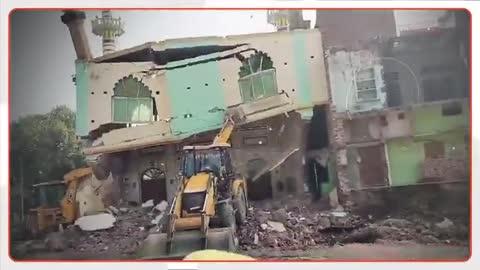 Banda Bahraich road mein sthit lalauli ki Nuri jama masjid mein chala bulldozer