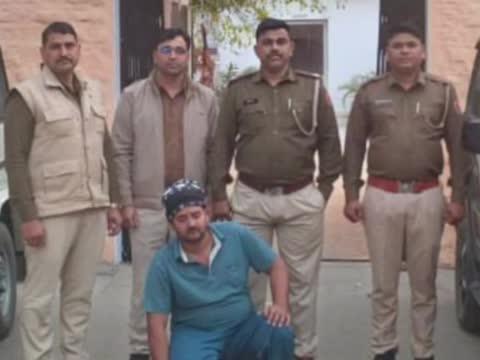 चित्तौड़गढ़ पुलिस*अफिम डोडाचुरा के मामले मे 09 साल से फरार वांछित आरोपी गिरफतार।*
चित्तौड़गढ़,15 जनवरी । कोतवाली निंबाहेड़ा थाना पुलिस ने अवैध अफीम डोडाचूरा तस्करी के मामले में 9 वर्ष से फरार वांछित आरोपी मुबारिक को गिरफ्तार किया है ।
जिला पुलिस अधीक्षक  श्री  सुधीर जोशी ने बताया कि  मादक पदार्थो के प्रकरणो मे वांछित अपराधियो, स्थाई वारण्टीयो, उदघोषित, एवं ईनामी अपराधियो की अधिक से अधिक धरपकड हेतु व गिरफतार करने के निर्देश प्रदान किये। जिस पर  सरिता सिंह अतिरिक्त पुलिस अधीक्षक मुख्यालय व  बद्री लाल राव पुलिस उप अधीक्ष वृत निम्बाहेडा के नेतृत्व में  रामसुमेर थानाधिकारी कोतवाली निम्बाहेडा द्वारा एएसआई सूरज कुमार तथा राजकुमार हैड कानि साईबर सैल चित्तौडगढ, मय जाप्ते  की एक टीम गठित की गई। उक्त टीम द्वारा आसूचना संकलन की गई एवम् मौतबिरान से लगातार सम्पर्क किया गया दिनांक 14.जनवरी.2025 को एएसआई सूरज कुमार को जरिये मुखबीर सूचना मिली की अफिम डोडाचुरा के 2016 के मामले मे वांछित अभियूक्त मुबारिक बस स्टेण्ड निम्बाहेडा पर आसमानी रंग का पायजमा व टी-शर्ट पहने हुये खडा है जो बस का इंतजार कर रहा है। सुचना मुखबिर विश्वसनीय होने से एएसआई सूरज कुमार मय टीम के अविलम्ब रवाना हो बस स्टेण्ड निम्बाहेडा पहुचे जहा पर मुखबिर के बताये हुलिये को व्यक्ति बस के इंतजार मे बैठा नजर आया जो जाप्ता पुलिस को बावर्दी देखकर छुपने का प्रयास करने लगा जिसको पुलिस टीम ने घेरा देकर पकडा व नाम पता पुछा तो उसने अपना नाम मुबारिक पिता जलालुदीन जाति मंसुरी उम्र 35 साल निवासी कब्रिस्तान के पास बघाना थाना बघाना जिला नीमच मध्यप्रदेश बताया जो कि थाना हाजा के  प्रकरण   मे स्थाई वारण्टी हो वांछित होने से अभियुक्त मुबारिक को गिरफ्तार किया गया। अभियूक्त की गिरफतारी में  राजकुमार हैड कानि साईबर सैल चित्तौडगढ व मनीष  कानि   थाना बघाना जिला नीमच मध्यप्रदेश का योगदान रहा। 
नोटः- अभियूक्त अपनी गिरफतारी से बचने के लिये बार बार अपनी लोकेशन व अपना आईपी एड्रेस बदलता रहा । 
पुलिस टीम -एएसआई सूरज कुमार ,हैडकानि राजकुमार साईबर सैल चित्तौडगढ
कानि. देवेन्द्र ,विरेन्द्र, राकेश