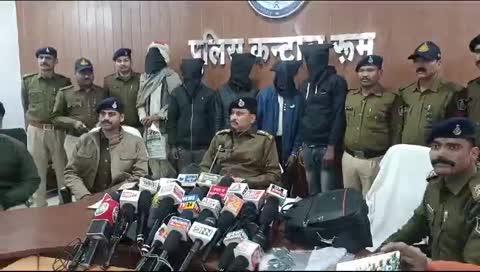 आबकारी विभाग की टीम पर हमला करने वाले 6 आरोपियों को पुलिस ने  किया गिरफ्तार
टीकमगढ़ पुलिस ने बुधवार को आबकारी विभाग की टीम पर हमला करने वाले 6 आरोपियों को गिरफ्तार किया है। पुलिस ने आरोपियों के कब्जे से लूटी गई सरकारी रिवॉल्वर, पांच जिंदा कारतूस और अन्य सरकारी दस्तावेज बरामद किए हैं।
पुलिस अधीक्षक ने कंट्रोल रूम में मामले का खुलासा करतें हुए बताया की
घटना 10 जनवरी की है। आबकारी उप निरीक्षक विजय सिंह चंदेल की टीम अवैध शराब की सूचना पर ग्राम वीरऊ में संतोष यादव के घर छापेमारी करने गई थी। जब टीम
छापेमारी करने गई थी। जब टीम कार्रवाई कर रही थी, तभी संतोष यादव, उनकी पत्नी वीरवती, पिता खुशीराम, रिंकू यादव और दो अन्य लोगों ने टीम पर हमला कर दिया। हमलावरों ने न केवल टीम के साथ मारपीट की, बल्कि सब इंस्पेक्टर की सर्विस रिवॉल्वर, कारतूस और शासकीय दस्तावेज भी छीन ली थी।
पुलिस ने एएसपी सीताराम और जतारा एसडीओपी अभिषेक गौतम के नेतृत्व में 7 टीमें गठित की। गिरफ्तार आरोपियों 
पुलिस ने आरोपियों से लूटी गई सरकारी रिवाल्वर, 5 कारतूस, बैग और दस्तावेजों के अलावा सब इंस्पेक्टर के स्टार, फ्लैग, एक 315 बोर का कट्टा, दो जिंदा कारतूस और तीन लाठियां भी बरामद की हैं। सभी आरोपियों को न्यायालय में पेश किया जाएगा।
वाईट एस पी मनोहर सिंह मड़लोई