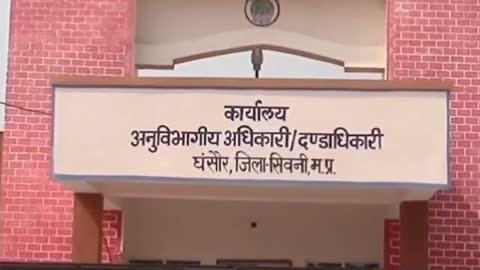 - नियम एवं शर्तों के अनुसार राख का परिवहन हुआ जारी
एंकर- सिवनी जिले का एकमात्र झाबुआ पावर लिमिटेड घंसौर ब्लॉक में स्थित है, पावर लिमिटेड से निकलने वाली राख बीते दिनों राहगीरों के लिए परेशानी का सबब बनी हुई थी, जिस पर घंसौर एसडीएम ने कार्यवाही करते हुए राख परिवहन पर प्रतिबंध लगा दिया था, झाबुआ पावर लिमिटेड व परिवहन एजेंसी गौरव सिविल कंस्ट्रक्शन और स्थानीय प्रशासन के बीच तालमेल बना और गाइडलाइन के अनुसार  राख परिवहन शुरू हुआ है, एसडीएम बिसन सिंह जानकारी देते बताया कि  रोड पर परिवहन के दौरान राख ना गिरे और अगर गिरती है तो तत्काल इसकी सफाई हो ऐसे कई नियमों के बाद राख परिवहन शुरू हुआ, झाबुआ पावर लिमिटेड के घनश्याम राय सेन प्रमुख  मानव  संसाधन मैं जानकारी देते बताया कि ठेकेदार और ट्रक चालकों को निर्देशित किया गया है कि ट्रकों को पूरा पैक कर नियमानुसार  राख का  परिवाहन किया जाए साथी विभाग के सिक्योरिटी सर्विस को भी रोड पर नजर रखने के आदेश कंपनी के द्वारा दिए गए हैं।