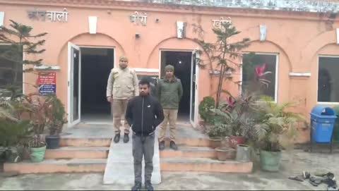 *थाना भीरा पुलिस द्वारा, गैंगस्टर एक्ट में वांछित अभियुक्त अभिषेक तिवारी पुत्र मनोज तिवारी को गिरफ्तार किया गया*
पुलिस अधीक्षक महोदय खीरी, श्री संकल्प शर्मा के निर्देशन व अपर पुलिस अधीक्षक महोदय खीरी के निकट पर्यवेक्षण में सम्पूर्ण जनपद में अपराध की रोकथाम व वांछित/वारंटी अभियुक्तों की गिरफ्तारी हेतु चलाए जा रहे अभियान के अंतर्गत आज दिनांक 15.01.2025 को थाना भीरा पुलिस द्वारा मु0अ0सं0 04/2025 धारा 2(ख)(1)/3(1) यू0पी0 गैंगस्टर एक्ट में 01 नफर वांछित अभियुक्त अभिषेक तिवारी पुत्र मनोज तिवारी को गिरफ्तार किया गया । गिरफ्तारशुदा अभियुक्त के विरुद्ध नियमानुसार विधिक कार्यवाही कर अभियुक्तों का चालान माननीय न्यायालय भेजा जा रहा है ।
*गिरफ्तार अभियुक्त का विवरण-*
1.अभिषेक तिवारी पुत्र मनोज तिवारी नि0ग्राम पठान चार मोहल्ला कस्बा पलिया थाना पलिया जनपद खीरी 
*गिरफ्तार करने वाली पुलिस टीम-*
1.प्रभारी निरीक्षक श्री पुष्पराज कुशवाहा थाना भीरा जनपद खीरी
2.हे0का0 कुलदीप कुमार थाना भीरा जनपद खीरी
3.का0 चन्द्र मोहन त्यागी थाना भीरा जनपद खीरी
4.का0 गौरव कुमार थाना भीरा जनपद खीरी