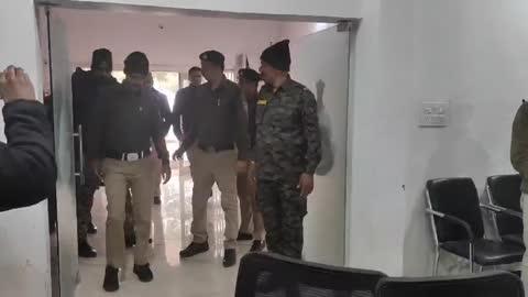 टीकमगढ़ देहात थाना ने चोरी का 24 घंटे के अंदर किया गया खुलासा*
*चोरी गए मशरूका ₹260000/- सहित आरोपी को किया  गिरफ्तार*
पुलिस अधीक्षक टीकमगढ़  मनोहर सिंह मंडलोई द्वारा संपती संबंधी अपराधों में माल सहित मुल्जिम को गिरफ्तार करने हेतु निर्देशित किया गया है इसी तारतम्य में अति० पुलिस अधीक्षक  सीताराम, एसडीओपी टीकमगढ़  राहुल कटरे के मार्गदर्शन में थाना देहात पुलिस द्वारा चोरी की घटना का खुलासा किया गया ।
*घटना का विवरण*
दिनांक 14-15/01/2025 की दरमयानी रात फरियादी आनंद तिवारी निवासी कारी ने रिपोर्ट लेख करायी कि मेरी किराना दुकान का ताला तोड़कर सटर उठाकर किसी अज्ञात व्यक्ति ने दुकान में पेटी में रखे 02 लाख 60 हजार रूपये व रूपयों के साथ रखा मेरा आधार कार्ड व पैन कार्ड चुरा कर ले गया है।जिस पर थाना देहात में अपराध क्रमांक 20/2025 धारा 331(4), 305 बीएनएस पर पंजीबद्ध किया गया था ।
*वरिष्ठ अधिकारियों द्वारा दिए गए निर्देश*
उक्त घटना को पुलिस अधीक्षक टीकमगढ़  मनोहर सिंह मंडलोई द्वारा गंभीरता से लेते हुए माल सहित मुलजिम को गिरफ्तार करने हेतु अतिरिक्त पुलिस अधीक्षक  सीताराम,एस डी ओ पी टीकमगढ़  राहुल कटरे के मार्गदर्शन मे थाना प्रभारी देहात निरीक्षक रवि गुप्ता के नेतृत्व में पुलिस टीम गठित की गई ।
*पुलिस द्वारा की गई कार्यवाही*
थाना देहात पुलिस द्वारा विवेचना के दौरान बारीकी से घटना स्थल निरीक्षण कर फरियादी से बारीकी से पूछताछ की दुकान में लगे सीसीटीव्ही फुटेज व नगर परिषद में लगे सीसीटीव्ही फुटेज को खंगाला गया व अन्य साक्षी से पूछताछ की गयी उसके उपरांत संदेही कल्लू उर्फ अक्षय तिवारी पिता परषोतम तिवारी उम्र 24 साल निवासी कारी को पुलिस अभिरक्षण में लेकर बारीकी हिकमत अमली से पूछताछ करने पर कल्लू तिवारी ने चोरी करना स्वीकार किया ।
*तरीका-ए-बारदात*
आरोपी ने  दिनांक 14-15/01/2025 की दरमयानी रात में आनंद तिवारी की दुकान में चोरी की योजना बनाकर सुदामा तिवारी के खेत पर जो बटाई पर लिये है उससे रात में लगभग 01.00 बजे खेतो से होकर खिन्नी मंदिर के पास लगी डीपी से मोहल्ले की लाईट को बंद किया और मंदिर के पास ही आनंद तिवारी की दुकान पर पहुंचकर लोहे के सब्बल से एक तरफ का ताला तोडकर सब्बल से ही थोडी सी सटर उठाकर सटर के अंदर घुसकर दुकान की पेटी में रखे 02 पन्नियों में रखे रूपये उठाकर सुदामा के खेत पर ले गया था ,एक पन्नी में रखे रुपये व आधार कार्ड एवं पैन कार्ड पानी के पाईप में फसाकर छुपा दिए थे , दूसरी पन्नी व लोहे की सब्बल वंशी साहू के खेत पर बने टूटे फूटे मकान के अंदर की जमीन में गाड़ दिये थे ।
*जप्त मशरूका* 
आरोपी से दो लाख साठ हजार रुपये, फरियादी का आधार कार्ड एवं पेन कार्ड व घटना में प्रयुक्त लोहे की सब्बल जप्त की गई ।
*गिरफ्तार आरोपी का विवरण*
कल्लू उर्फ अक्षय तिवारी पिता परषोतम तिवारी उम्र 24 साल निवासी कारी 
*सराहनीय भूमिका*
उपरोक्त चोरी के खुलासे में थाना प्रभारी देहात निरीक्षक रवि कुमार गुप्ता, प्रआर0 306 रज्जन रैकवार, प्रआर0 140 अनिल शर्मा, आर0 527 अवनीश पुरी, आर0 19 अर्जुन, आर0 20 मनोज, आर0 154 दीपांश व्यास की महत्वपूर्ण भूमिका रही।