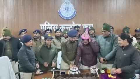 टीकमगढ़,,,पुलिस  कंट्रोल रूम में एस पी ने पुलिस स्टाफ के साथ मनाया महिला आरक्षक का जन्मदिन*
महिला आरक्षक को पुष्पगुछ एवं उपहार भेंट कर दी उज्जवल भविष्य की  शुभकामनाएं 
टीकमगढ़ दिनांक 16.01.25 को कण्ट्रोल रूम टीकमगढ़ में टीकमगढ़ जिले के  थाना /चौकियो के आरक्षक एवं प्रधान आरक्षकों की पुलिस अधीक्षक टीकमगढ़  मनोहर सिंह मंडलोई द्वारा मीटिंग का आयोजन किया गया था।
🔺मीटिंग में उपस्थित कर्मचारियों से पुलिस अधीक्षक द्वारा संवाद के दोरान
उन्हें जानकारी मिली कि थाना कोतवाली में पदस्थ महिला आरक्षक श्रीमती नीलम काजले का आज जन्मदिन हैं। 
अतः पुलिस अधीक्षक द्वारा कंट्रोल रूम टीकमगढ़ में उपस्थित समस्त पुलिस स्टॉफ के साथ केक कटवाकर, पुष्पगुछ एवं उपहार भेंट कर नीलम काजले का जन्मदिन मनाया।
उक्त अवसर पर पुलिस अधीक्षक द्वारा उपस्थित समस्त  स्केटाफ को केक  खिलाया गया।