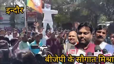 इंदौर में भारतीय युवा मोर्चा ने कांग्रेस के मल्लिकार्जुन खड़गे का पुतला दहन किया                                                       इंदौर के भारतीय युवा मोर्चा ने आज इंदौर के रीगल चौराहे पर कांग्रेस अध्यक्ष मल्लिकार्जुन खड़गे का पुतला दहन किया भारतीय युवा मोर्चा के अध्यक्ष सौगात मिश्रा ने बताया के  कांग्रेस अध्यक्ष मल्लिका अर्जुन खड़गे द्वारा भारतीय जनता पार्टी के लोगों पर अशोभनीय  भाषा  का प्रयोग कर बयान बाजी किगाई इसके के विरोध में यह पुतला दहन किया गया