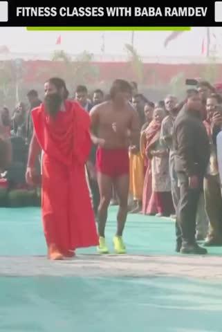 Ramdev Baba is 59 years old and look at his fitness 😳
Baba Ramdev ran in Mahakumbh with 'Bihar Tarzan' Raja Yadav. 🔥🔥