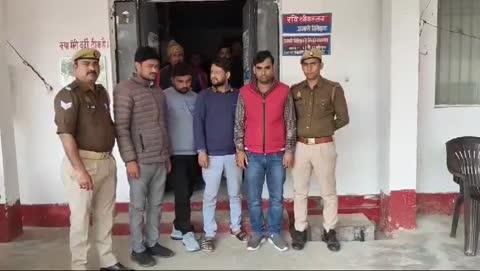 बिग ब्रेकिंग बिधूना-औरैया
20 लाख की चोरी का डंपर बरामद कर पुलिस ने किए 4 शातिर अपराधी गिरफ्तार
बिधूना,औरैया। कोतवाली पुलिस को बड़ी सफलता हाथ लगी। पुलिस ने चार शातिर अपराधियों को गिरफ्तार कर उनके कब्जे से चोरी का डंपर बरामद किया है। कोतवाली प्रभारी निरीक्षक रवि श्रीवास्तव ने बताया कि 18 जनवरी को भरथना रोड़ से चोरी हुए डंपर की कीमत लगभग 20 लाख रुपए है।