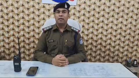 इंदौर। राऊ थाना पुलिस द्वारा थाना राऊ क्षेत्र में सायबर जागरूकता अभियान के अंतर्गत अलग-अलग स्थानों पर  साइबर सुरक्षा के संबंध में जागरूकता लाने हेतु एसीपी गांधीनगर रुबीना मिजवानी व राऊ थाना प्रभारी राजपाल सिंह राठौर एवं  
एसआई वंदना शाक्यवार, प्रधान आरक्षक बलराम चौहान, अजय चौहान, निलेश सुरलकर, देवेंद्र, शमंक, निर्मल सहित अन्य पुलिसकर्मियों द्वारा अलग-अलग स्थान पर साइबर फ्रॉड से बचने के लिए  वीडियो, पंपलेट आदि के माध्यम से प्रचार प्रसार किया गया।