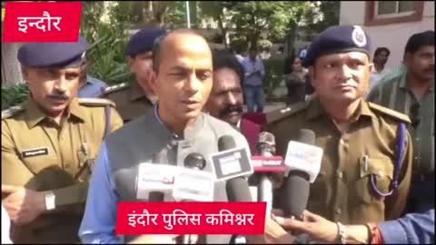 इंदौर पुलिस कमिश्नर संतोष कुमार सिंह ने कहा अपनी व्यक्तिगत जानकारी किसी भी हालत में ऑनलाइन शेयर ना करें                                                           इंदौर प्रेस क्लब के बसंत पंचमी के अवसर पर कार्यक्रम में पहुंचे इंदौर पुलिस कमिश्नर ने  पत्रकारों से चर्चा के दौरान कहा साइबर ठगी से बचने के लिए अपनी व्यक्तिगत जानकारी किसी भी हालत में ऑनलाइन शेयर ना करें इसी से साइबर ठगी से बचा जा सकता है या कोई भी व्यक्ति आपसे आपके व्यक्तिगत जानकारी मांगे तो उसे भी ना दें