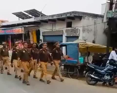 *बड़ागांव में उपचुनाव को लेकर पुलिस ने किया फ्लैग मार्च*
*बड़ागांव*- ग्राम प्रधान के उपचुनाव को लेकर बड़ागांव पुलिस ने मंगलवार को फ्लैग मार्च निकाला। इस दौरान पुलिस बल ने पूरे क्षेत्र में गश्त कर सुरक्षा व्यवस्था का जायजा लिया और लोगों से निष्पक्ष व शांतिपूर्ण मतदान की अपील की।
बड़ागांव में ग्राम प्रधान पद के लिए चुनाव बुधवार को होगा। प्रशासन ने चुनाव को सुचारु रूप से संपन्न कराने के लिए सुरक्षा के पुख्ता इंतजाम किए हैं।
थानाध्यक्ष अतुल सिंह ने जानकारी देते हुए बताया कि मतदान के दौरान क्षेत्र में शराब की दुकानें और बाजार बंद रहेंगे ताकि किसी भी प्रकार की गड़बड़ी न हो और मतदान शांतिपूर्ण तरीके से संपन्न हो सके।
चुनाव के मद्देनजर पुलिस और प्रशासन पूरी तरह मुस्तैद है, ताकि किसी भी अप्रिय घटना को रोका जा सके और मतदाता निर्भीक होकर अपने मताधिकार का प्रयोग कर सकें।