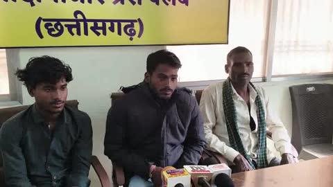 *ओमकार हॉस्पिटल से बंधक मुक्त हुए मरीज,परिजन एवं सरपंच ने कलेक्टर और प्रेस क्लब के प्रति जताया आभार*
*गंभीर मरीज बताकर लाखों की वसूली का खेल,जांच में निकला पूरी तरह स्वस्थ*
*जबड़ा टूटा बताकर लाखों झटकने की थी तैयारी, पत्रकारों और कलेक्टर के हस्तक्षेप से बंधनमुक्त हुआ मरीज*
*मरीज, परिजन सहित सरपंच ने दिया कलेक्टर सहित प्रेस क्लब को लिखित आभार पत्र* 
बलौदाबाजार l जिले में स्वास्थ्य सेवाओं के नाम पर चल रहे व्यावसायिक शोषण का एक चौंकाने वाला मामला प्रकाश में आया है, जिसने यह उजागर कर दिया कि कैसे सरकारी अस्पताल से लेकर निजी अस्पताल तक, कुछ तत्व मिलकर गरीब मरीजों को डराने, उलझाने और अंततः भारी रकम वसूलने के खेल में शामिल हैं। उक्त प्रकरण घायल शम्भू पटेल पिता गोरेलाल पटेल निवासी बसंतपुर ब्लॉक मस्तूरी जिला बिलासपुर के रहने वाले का है, जो 02 नवंबर 2025 की रात में पनगाँव बायपास के पास सड़क दुर्घटना में घायल हो गया था। उसके रिश्तेदार अजय पटेल एवं अन्य लोग उसे आनन-फानन में जिला चिकित्सालय बलौदाबाजार लेकर पहुँचे, जहाँ प्राथमिक उपचार के रूप में सिर्फ ड्रेसिंग और टांका लगाया गया।
यहीं से खेल शुरू होता है वहां के मिलीभगत स्टॉफ एवं एंबुलेंस ड्राईवर ने डॉक्टर अनुपस्थित बताकर मौजूद अस्पताल कर्मचारी तथा एंबुलेंस चालक ने परिजनों को यह कहते हुए मानसिक रूप से दबाव में ले लिया कि यहाँ ठीक से ईलाज नहीं होगा, अभी डॉक्टर उपलब्ध नहीं हैं, ओमकार हॉस्पिटल में ले जाओ वहां आयुष्मान योजना के तहत ईलाज हो जाएगा। मजबूर परिजन एंबुलेंस ड्राईवर आदि के भरोसे आयुष्मान योजना के तहत ईलाज कराने ओमकार हॉस्पिटल पहुँचे। ओमकार हॉस्पिटल पहुँचते ही परिजनों पर भय का वातावरण बनाया गया। जबकि मरीज शम्भू स्वयं सामान्य स्थिति में था, अस्पताल की डॉक्टर मैडम ने मौके का फायदा उठाते हुए घोषणा कर दी मरीज का जबड़ा टूट गया है, तुरंत ऑपरेशन करना पड़ेगा, हालत गंभीर है। इसके बाद करीब डेढ़ से दो लाख रुपए का खर्च बताया गया और साफ कहा गया कि आयुष्मान योजना में ईलाज यहां संभव नहीं है। यह सुनकर परिजन स्तब्ध रह गए, क्योंकि सरकारी अस्पताल ने उसे केवल हल्का घायल बताया था l जब गरीब परिवार ने इतनी बड़ी राशि जमा करने में अपनी असमर्थता जताई और डिस्चार्ज का अनुरोध किया, तभी अस्पताल प्रबंधन ने परिजनों से 5–6 कागजों में जबरन हस्ताक्षर करवाए गए, परिजनों को अपने बाउंसरों से वार्ड से बाहर निकलवा दिया गया, और घायल शम्भू को ऑक्सीजन, कैथेटर आदि लगाकर कमरे में बंद कर दिया गया l मरीज को  बंधक बनाकर रखा गया जिसे छोड़े जाने हेतु परिजनों से सीधे-सीधे 80 हजार रुपये की मांग की गई और कहा गया कि पैसा दो, तभी मरीज मिलेगा।
यह पूरा घटनाक्रम पैसे वसूलने का एक सुनियोजित षड्यंत्र था, जिसे परिजन अकेले रहते हुए शायद कभी उजागर नहीं कर पाते। मरीज के पिता गोरेलाल पटेल ने मामले की लिखित शिकायत तत्काल बलौदाबाजार जिला कलेक्टर सहित बलौदाबाजार प्रेस क्लब के अध्यक्ष नरेश गनशानी एवं अन्य पत्रकारों से की l माननीय कलेक्टर एवं प्रेस क्लब के पत्रकारों ने मामले की गंभीरता को देखते हुए त्वरित कार्रवाई करते हुए अस्पताल प्रबंधन को जवाबदेह बनाया। कलेक्टर के हस्तक्षेप के बाद प्रशासन ने शम्भू पटेल को तुरंत बंधन से मुक्त कराया गया और परिजनों के सुपुर्द किया गया।
मामले की सच्चाई तब और स्पष्ट हो गई जब परिजनों ने शम्भू का परीक्षण जिले के अन्य चिकित्सकों से कराया। जांच में न तो कोई जबड़ा टूटा मिला, न कोई गंभीर स्थिति, न कोई ऑपरेशन की आवश्यकता अर्थात ओमकार हॉस्पिटल द्वारा बताई गई पूरी गंभीरता की कहानी झूठी थी। आश्चर्यजनक रूप से, जिसे प्राइवेट अस्पताल ऑपरेशन योग्य गंभीर मरीज बता रहा था, वही शम्भू अन्य डॉक्टरों के अनुसार पूरी तरह स्वस्थ निकला। 
शम्भू पटेल पिता गोरेलाल पटेल सहित ग्राम पंचायत बसंतपुर के सरपंच ने आज स्वयं कलेक्टर कार्यालय और प्रेस क्लब पहुँचकर लिखित में माननीय जिला कलेक्टर महोदय और प्रेस क्लब अध्यक्ष श्री नरेश गनशानी सहित पत्रकारगणों को भावुक होकर धन्यवाद व आभार व्यक्त किया। परिजनों ने कहा कि समय पर मिले सहयोग ने न केवल मरीज को बंधन से मुक्त कराया, बल्कि उनके परिवार को एक बड़ा आर्थिक और मानसिक बोझ से भी बचा लिया। अगर आप सब नहीं होते तों आज मेरे बेटे कों न जाने किस हाल में रखा जाता।
यह मामला स्वास्थ्य तंत्र के लिए चेतावनी है कि ऐसे अस्पतालों पर कड़ी कार्यवाही की आवश्यकता है, ताकि मानव जीवन को भय, धोखे और वसूली का साधन बनाने वालों पर अंकुश लगे। समाज भी यह समझे कि ईलाज के नाम पर फैलाए जाने वाले डर से सावधान रहना जरूरी है।