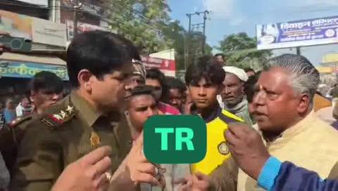 मुजफ्फरनगर। नगर पालिका सफाई कर्मचारी की मौत को लेकर अहिल्याबाई चौक पर जाम लगाकर हंगामा किया। स्थानीय पुलिस मौके पर पहुंचकर मामले को शांत किया।  नगर पालिका के मुर्दाबाद के नारे लगाए। सफाई कर्मचारी की नाला सफाई करते दम घुटने से मौत हो गई।