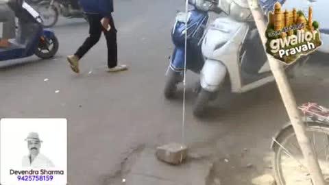 वार्ड 44 राम मंदिर हृदय स्थल के समीप रोड के किनारे चार दिन से पड़ा हुआ है कचरा जनता द्वारा पार्षद यामिनी नवीन parande को विधिवत कॉल द्वारा अवगत कराया गया जो कि अभी तक कचरा नहीं उठाया गया
वीडियो जनता द्वारा प्राप्त