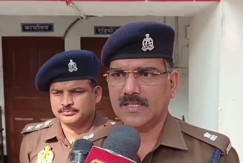 *आज दिनांक 04.12.2025 को थाना गिलौला क्षेत्रांतर्गत ग्राम तिलकपुर* में लगभग *21 वर्षीय युवती द्वारा अपने घर के पीछे आम के बाग में फांसी लगाकर आत्महत्या कर लेने* संबंधी सूचना प्राप्त हुई। *अपर पुलिस अधीक्षक मुकेश चन्द्र उत्तम द्वारा घटनास्थल का निरीक्षण किया गया।* फॉरेंसिक टीम द्वारा साक्ष्य संकलन की कार्यवाही की गयी है। थाना गिलौला पुलिस द्वारा *शव का पंचायतनामा भर कर पोस्टमार्टम हेतु भेजा गया है।* अग्रिम विधिक कार्यवाही की जा रही है।
घटना के संबंध मे *अपर पुलिस अधीक्षक मुकेश चन्द्र उत्तम की बाइट*-