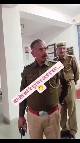 वकील: आप वर्दी में क्यों नहीं हैं?
थानेदार: तुझे क्या करना है, तू वीडियो क्यों बना रहा, बंद कर इसे, मैं SHO हूं, मुझे मत सिखा…
जोधपुर के पुलिस स्टेशन में गए 
वकील से इंस्पेक्टर ने बदतमीजी की 
और धारा-151 में गिरफ्तार करने की धमकी दी…
थानेदार के खिलाफ 
वकील धरने पर बैठ गए
हाईकोर्ट ने थानेदार से लेकर 
पुलिस कमिश्नर तक सबको तलब कर लिया
कोर्ट में दुव्यर्वहार का वीडियो चलाया गया,
वीडियो देखकर जज ने पुलिस कमिश्नर को लगाई फटकार…
थानेदार हमीर सिंह व कांस्टेबल नरेंद्र सिंह सस्पेंड…