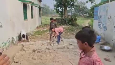 #रायबरेली सरकारी विद्यालयों में बच्चों का भविष्य...?
रायबरेली जिले के अमावां ब्लॉक अंतर्गत संदी नागिन प्राथमिक विद्यालय की प्रिंसिपल द्वारा स्कूली मासूम छात्रा_छात्राओं से इंट ढुलवाने व इंटरलाकिग कराने का वीडियो सोशल मीडिया पर वायरल...
#dmraebareli